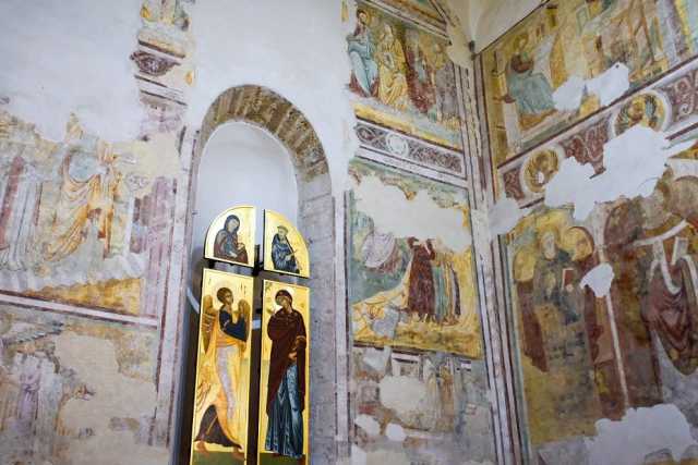 Affreschi del 300, eleganti capitelli, la citazione di Boccaccio: � l'abbazia di San Leone a Bitonto